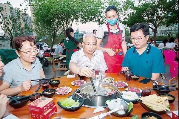餐厅,赞!14省市领导带头到餐厅吃饭,为餐饮业加油打气!